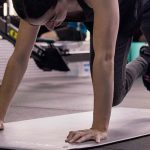 mujer entrenando flexion